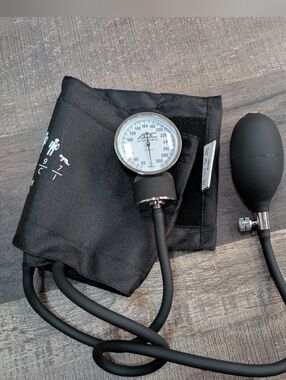 ADC Reusable Blood Pressure Cuff - Adult 11 (23-40cm) (Barely Used)